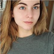 Estudiante de filología inglesa (de nivel avanzado) da clases de inglés a alumnos de Primaria